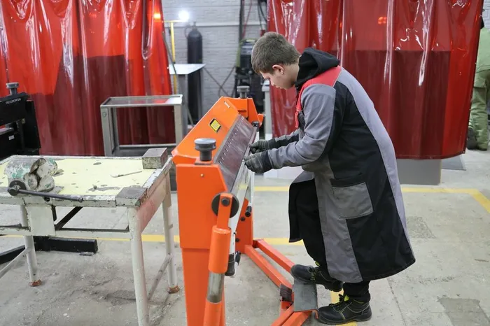 студенты демонстрируют слесарное мастерство