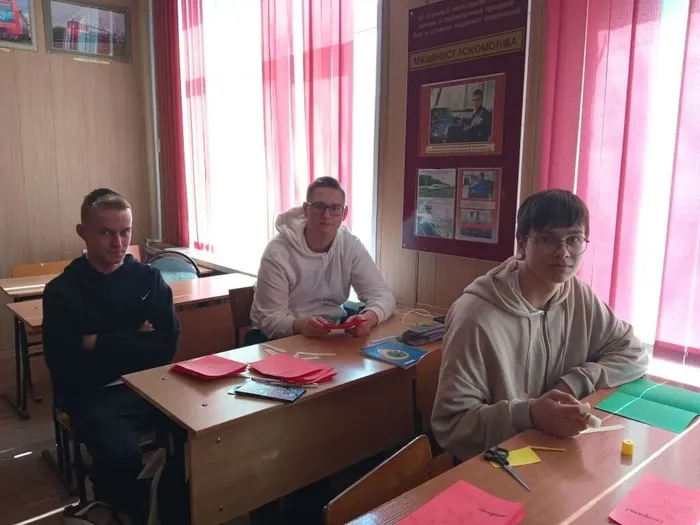 Студенты КМТ приготовили открытки для бойцов в госпиталь