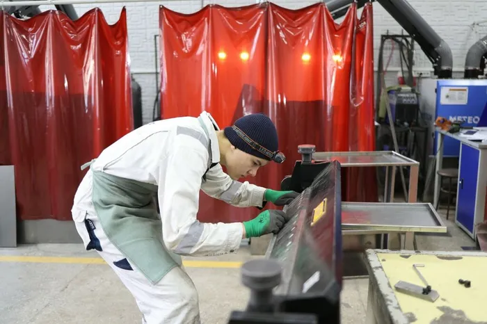 студенты демонстрируют слесарное мастерство