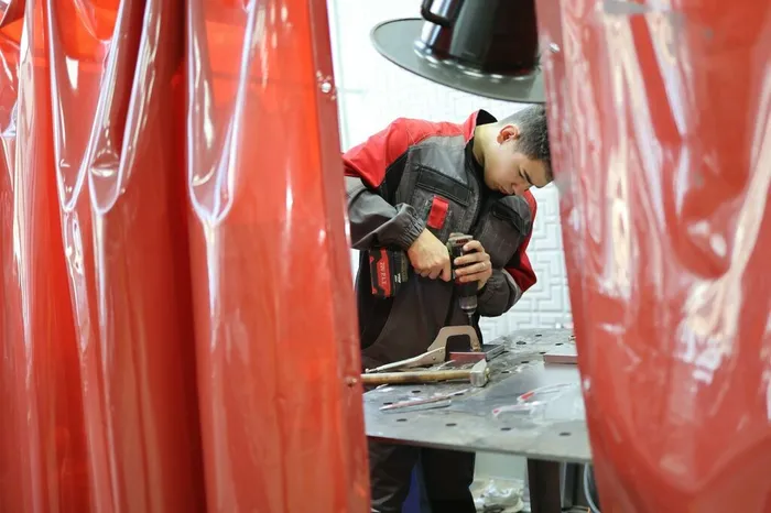 студенты демонстрируют слесарное мастерство