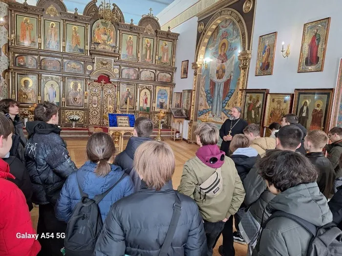 Урок памяти и веры: экскурсия студентов в храм