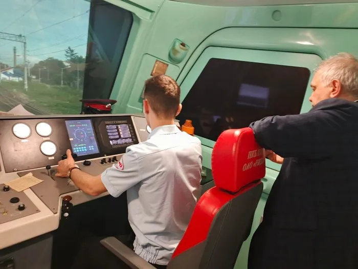 Наши будущие машинисты в локомотивном депо Смоляниново