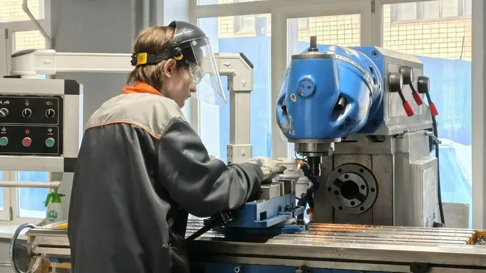 Фрезеровщики КМТ в Арсеньеве: шестичасовой модуль, сложнейшая деталь и комментарии с места событий