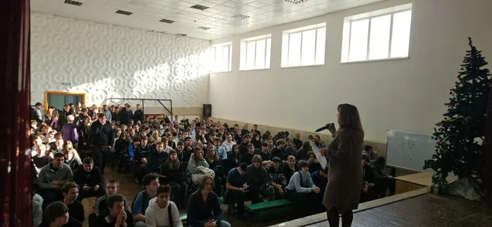 Торжественная линейка с государственными символами