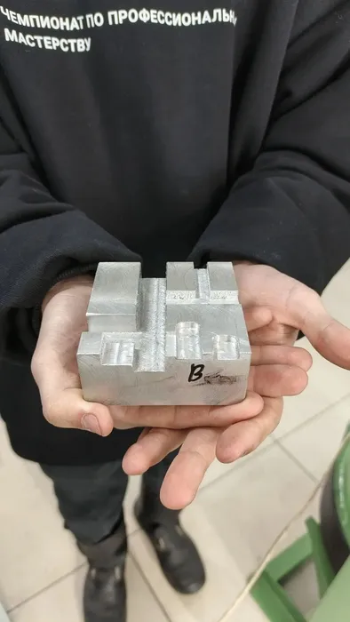 Фрезеровщики КМТ в Арсеньеве: шестичасовой модуль, сложнейшая деталь и комментарии с места событий