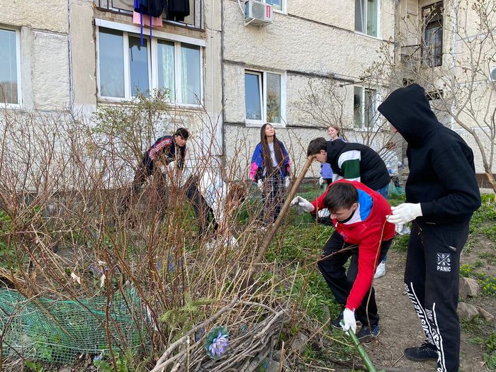 Помощь пенсионерам в благоустройстве клумбы